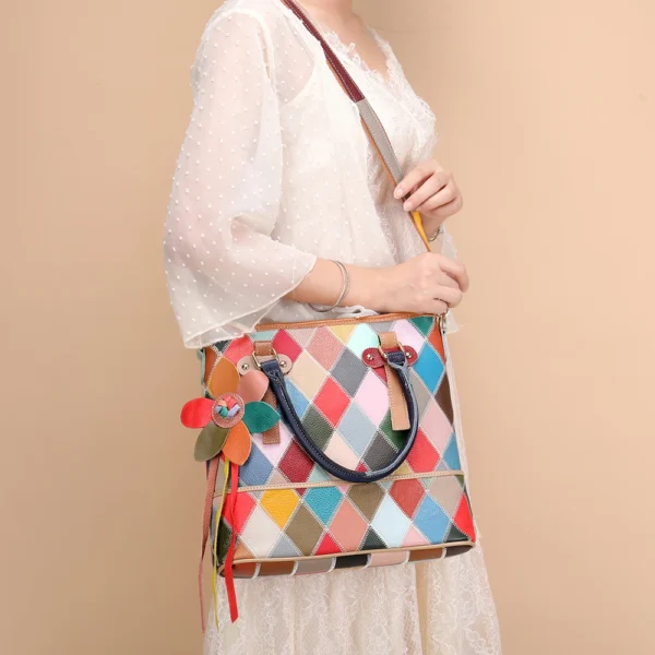 Bolso de Mano de Cuero con Diseño Floral y Patchwork para Mujer - Espacioso y Elegante para Portátil, Documentos y Esenciales Diarios, Ideal para Uso Profesional, Casual y Viajes, con Embalaje de Alta Calidad